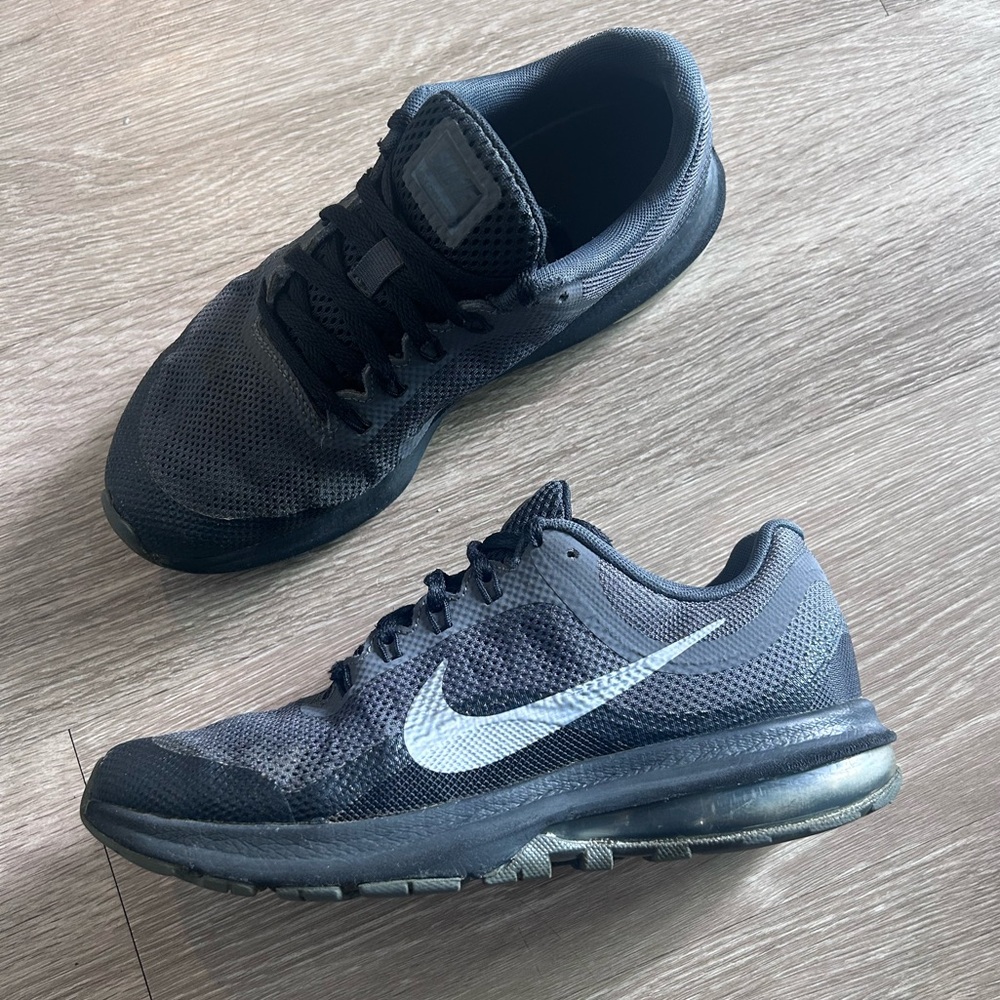 GUC - Youth Nike Air Max Dynasty 2 - size 5Y